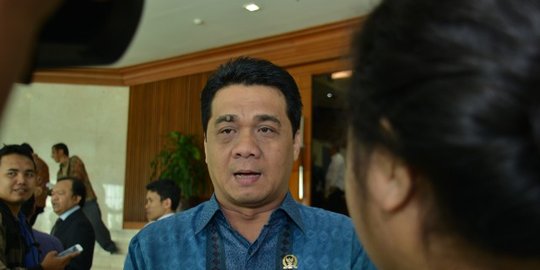 Gerindra: Bagaimana enggak ugal-ugalan, hari ini ngumumin BBM lalu diturunkan