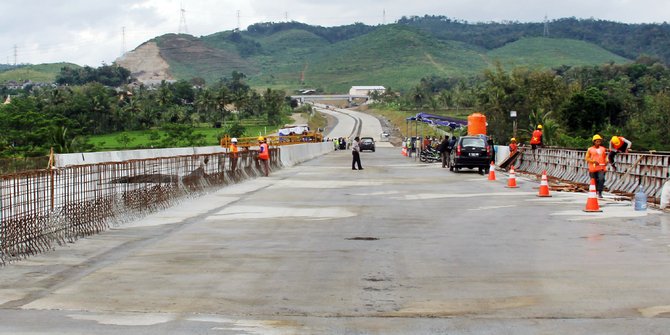 Terkendala pembebasan lahan, target selesai proyek Tol Semarang-Batang molor