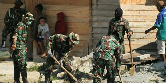 Bersihkan reruntuhan kampus di Palu, personel TNI temukan dokumen berharga dan uang