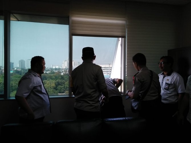 penyisiran gedung dpr oleh polisi