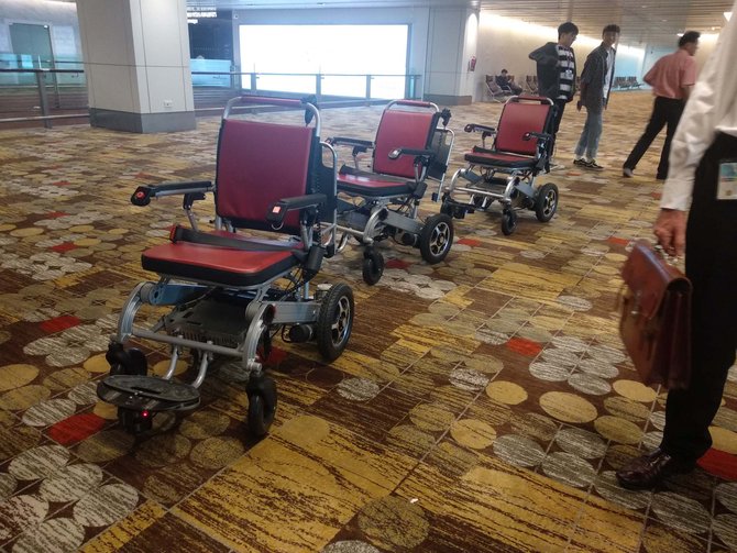 kursi roda di bandara changi