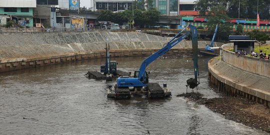 Alat berat angkat endapan lumpur dan sampah Kali Ciliwung