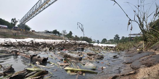 Penampakan limbah busa selimuti Kali Bekasi