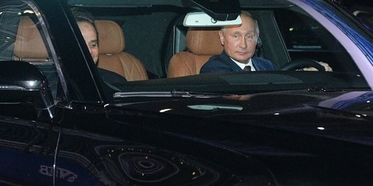 Gaya Putin nyetir limusin