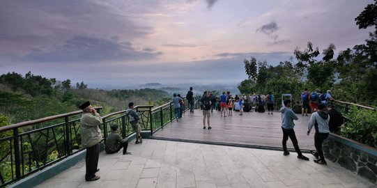 Melihat pesona Candi Borobudur dari bukit Punthuk Setumbu