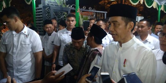 Tepis minta restu, Jokowi mengaku diskusi & diberi tongkat pengasuh Ponpes Girikusumo