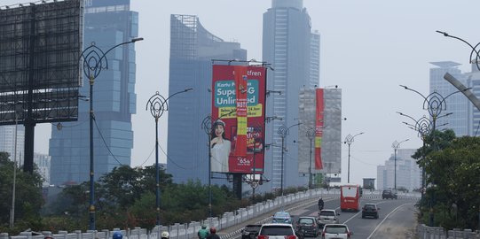 Puluhan papan reklame yang langgar aturan disegel Pemprov DKI