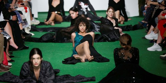 Duduk dan terlentang jadi gaya para model di Tbilisi Fashion Week