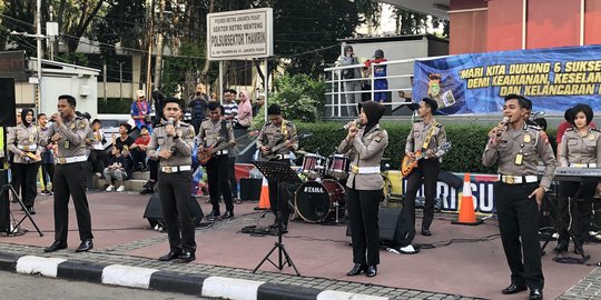 Sosialisasikan E-TLE, Polwan menyanyi dan joget di Bundaran HI