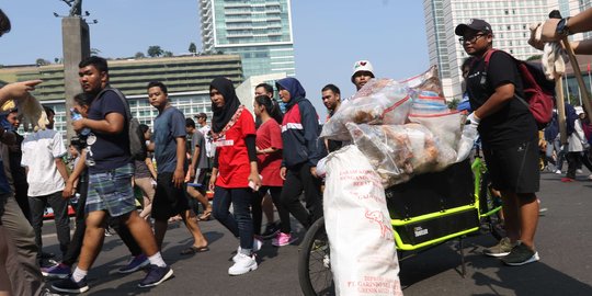 Aksi relawan galakan stop sampah plastik di car free day