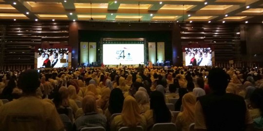 Jokowi bersama sejumlah menteri dan Ketum Partai hadir di HUT Golkar ke-54