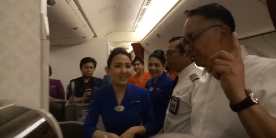 Pertama kalinya, direksi Garuda jadi pilot dan dirut layani makanan ke penumpang