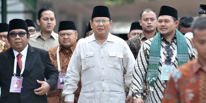 Orang bosan lihat Prabowo selalu pakai baju safari krem 
