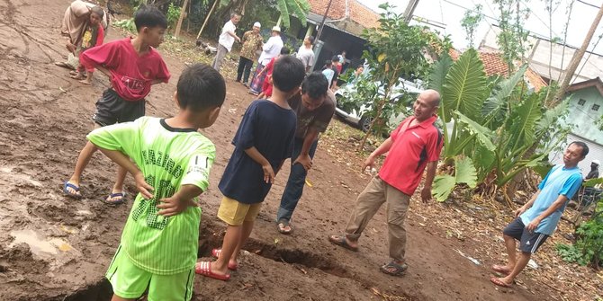 Fenomena tanah terbelah usai hujan di Cimanggis Depok