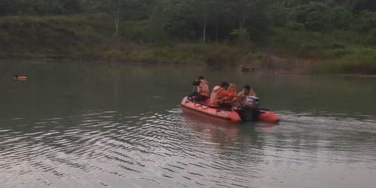 Mancing tidak dapat ikan lalu berenang, Alif tenggelam di kolam bekas tambang