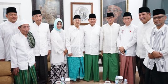 Kunjungi Ponpes Tebuireng, Prabowo-Sandi kompak bersarung hijau