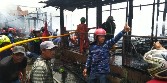 Siang bolong, api lahap 6 rumah warga di Samarinda hingga ludes