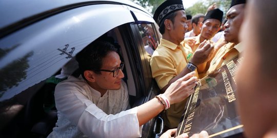 Diadang emak-emak, Sandiaga dipaksa teken prasasti RS Islam Jombang