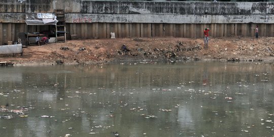 Sampah penuhi aliran Kanal Banjir Barat