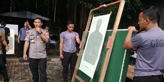 Uji coba senjata tersangka peluru nyasar ke DPR, penembak lepaskan 8 peluru