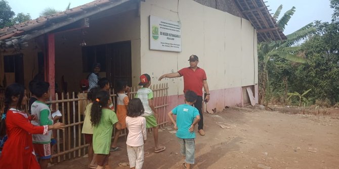 sekolah nyaris ambruk di karawang