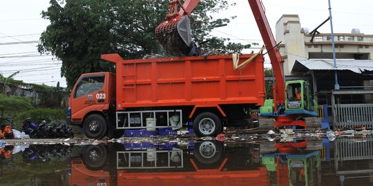 Musim hujan, sampah di Sungai Ciliwung dibersihkan