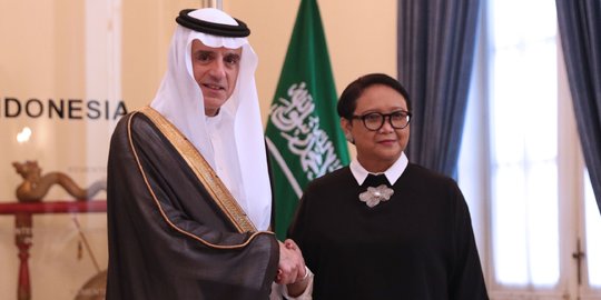 Keakraban Menlu Retno Marsudi saat bertemu Menlu Arab Saudi