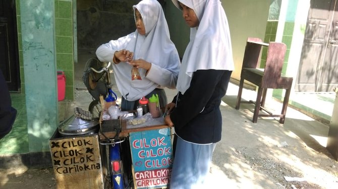 siswi smk di karanganyar sekolah sambil jualan cilok