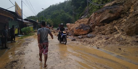 Longsor di perbatasan Riau-Sumbar, jalan tertutup tanah & bongkahan batu