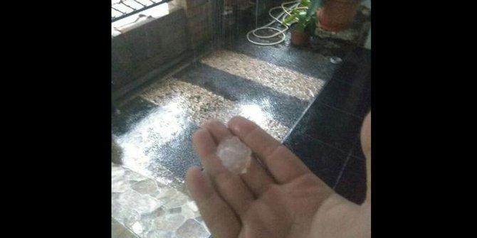 Hujan lebat disertai es terjadi di Depok