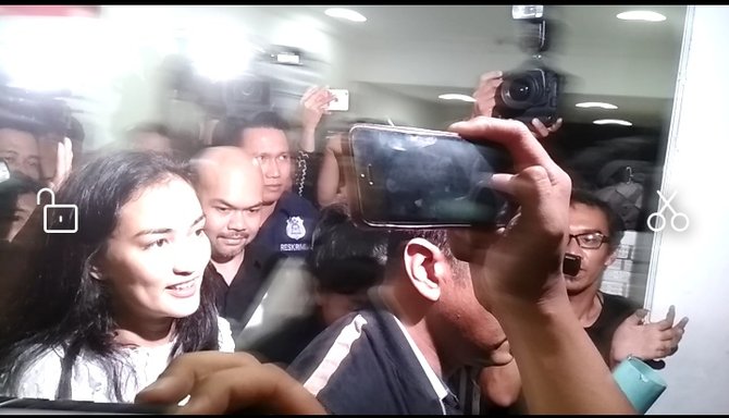 atiqah hasiholan penuhi panggilan polisi