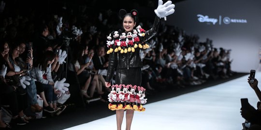 Penampilan Sandra Dewi dalam Jakarta Fashion Week 2018