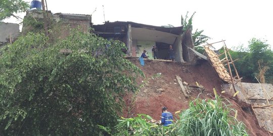 Tanah di Depok longsor usai diguyur hujan, satu rumah warga amblas