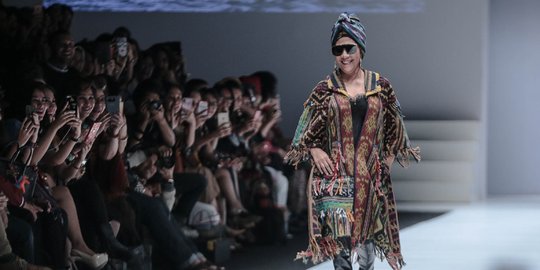 Gaya Menteri Susi jadi model di Jakarta Fashion Week