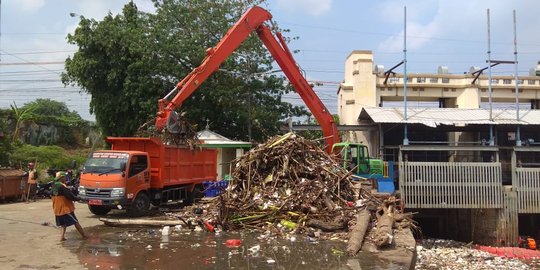 Hujan mulai guyur Bogor, pintu air Manggarai dipenuhi sampah