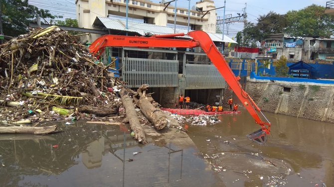 pembersihan sampah di pintu air manggarai