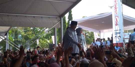 Prabowo hadiri acara gerakan emak dan anak minum susu di Klender