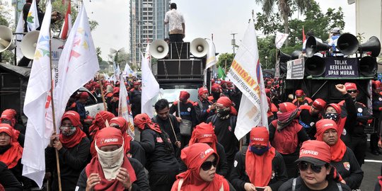 Tuntut kenaikan upah 25 persen, ratusan buruh geruduk Kantor Kemnaker