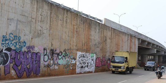 Coretan vandalisme penuhi dinding Tol Desari