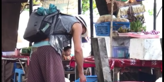 Demi hemat biaya, bule asal Bulgaria di Bali mengais makanan dari tong sampah
