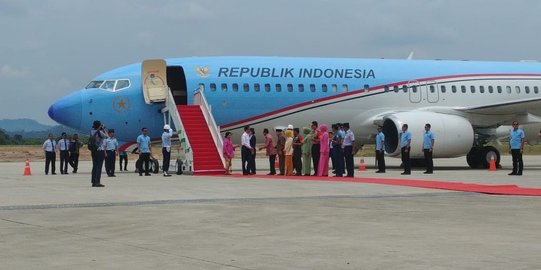 Menggunakan pesawat Kepresidenan, Jokowi jajal Bandara APT Pranoto di Samarinda