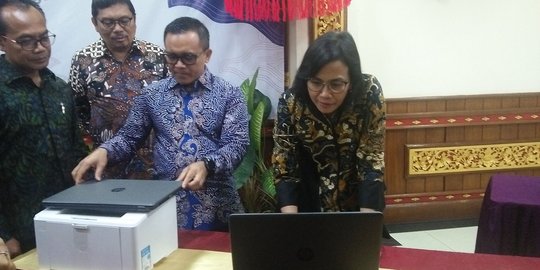 Sri Mulyani hibahkan 500 unit laptop bekas pertemuan IMF-World Bank pada tiga daerah