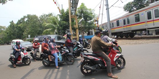 Waspada, palang perlintasan kereta di Bintaro ini tak berfungsi