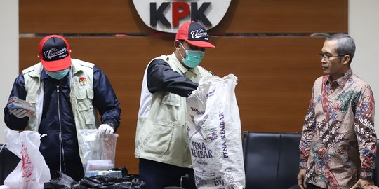 Kronologi Bupati Cirebon Sunjaya & kadis mutasi diciduk penyidik KPK