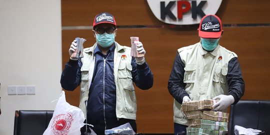 KPK tunjukan barang bukti Rp 6,65 miliar hasil OTT Bupati Cirebon