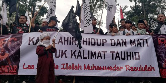 Demo di depan Gedung Sate, massa aksi minta pemerintah lindungi simbol Islam