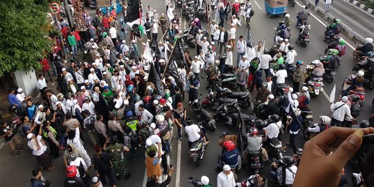 Massa Aksi bela Tauhid berhenti di Jl Kramat, anggota Ansor bertahan di kantor