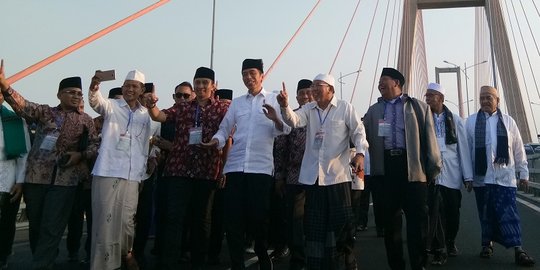 Dampingi Jokowi di Tol Suramadu, ulama Madura teriak 'hidup nomor 1'