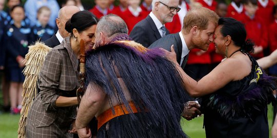 Tradisi sentuhan hidung sambut Pangeran Harry dan istri di Selandia Baru