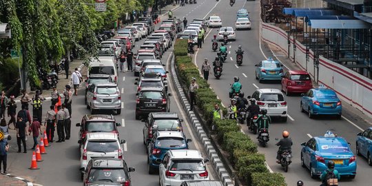 Mobil massa aksi pengemudi online tutup ruas jalur lambat Kuningan